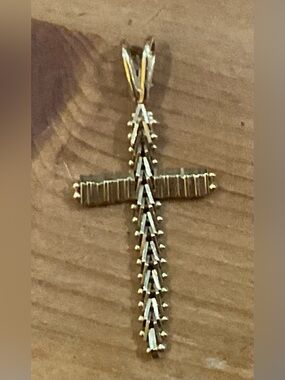 Vintage: 14k. Gold flexible,bendable  one and half inches cross cross/pendant.